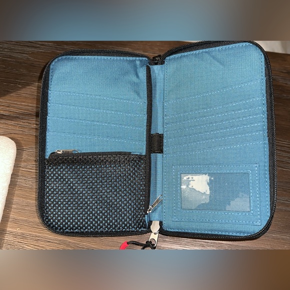 Disney Parks Mickey Mouse ''All-Time Classic'' Wrist Wallet NWT 🫶🏼❤️🫶🏼 SALE 🤗 - Picture 8 of 10